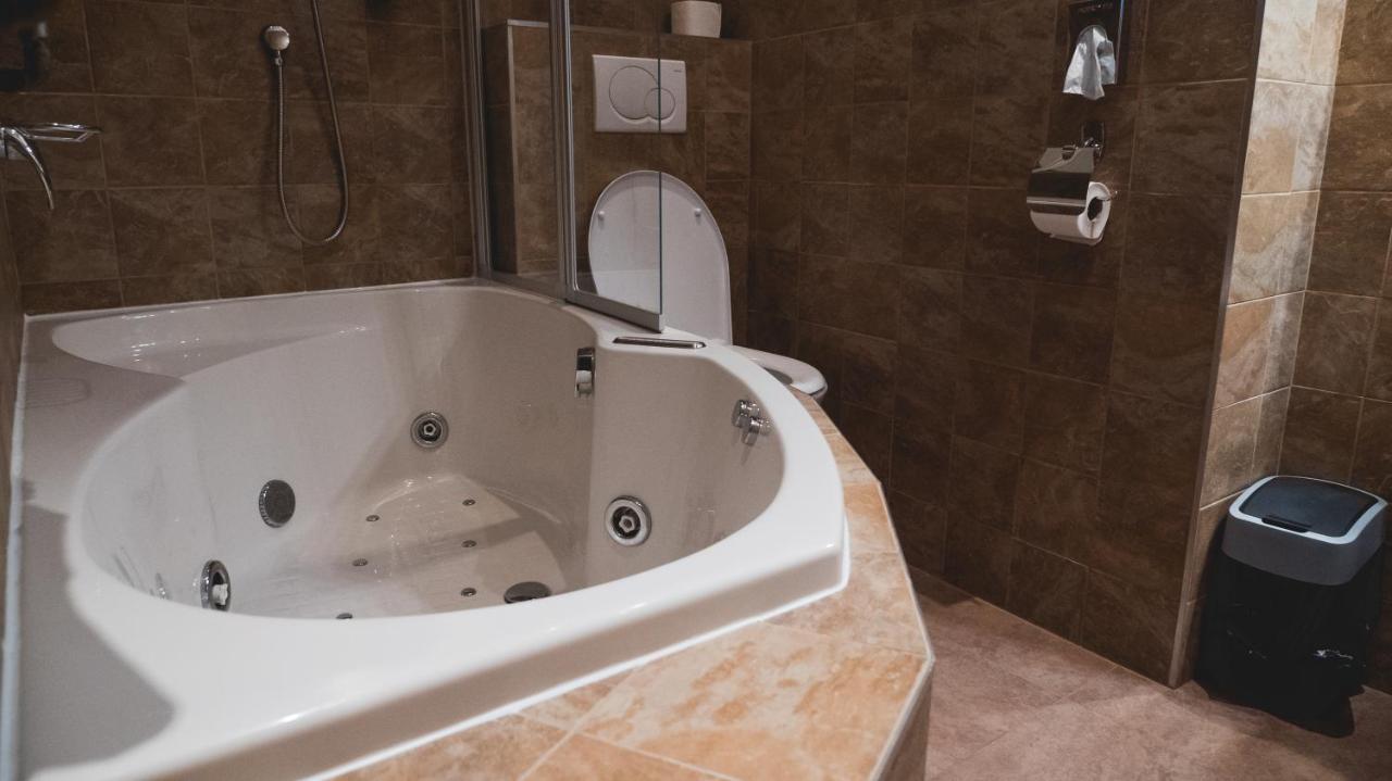 Hotel U Sevce Zlín Buitenkant foto